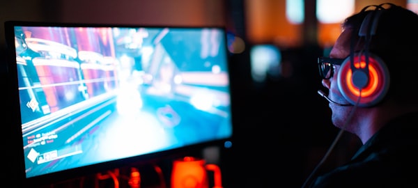 奇幻角色扮演游戏《龙之纪元》场景图 - 骑士与巨龙在古老城堡前对峙